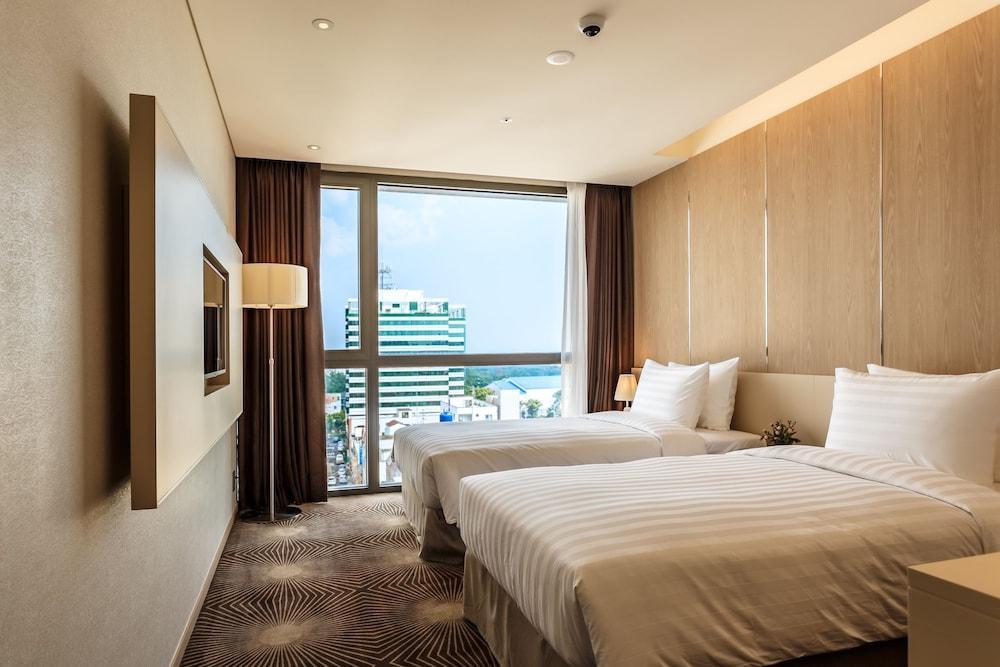 Days Hotel Jeju Seogwipo Ocean מראה חיצוני תמונה